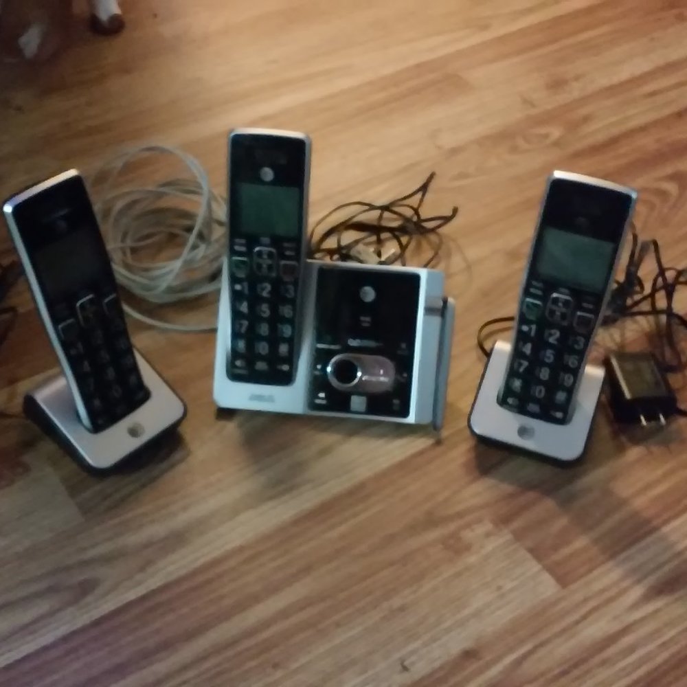 AT&T Phone System Works Great 3 Hand Sets Includes Long Phone Cord